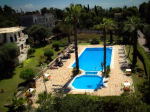 康托卡利Gerekos Island Apartments的享有带游泳池的度假村的空中景致