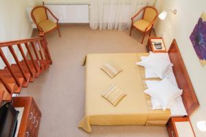 百乐·奥拉内斯蒂Pensiunea Noel的卧室享有高空美景,配有一张床和椅子