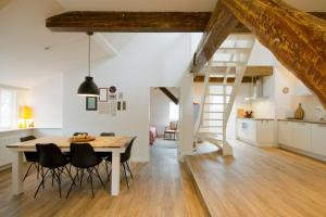 卑尔根"Karel de Grote" Bergen的厨房以及带木桌和椅子的用餐室。