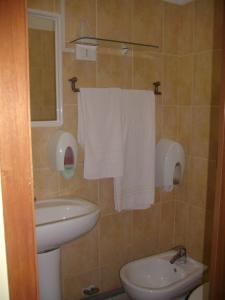 因佩里亚Pensione Aurora的浴室配有盥洗盆、卫生间和毛巾。