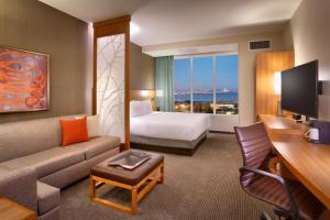 埃默里维尔埃默里维尔/旧金山湾区凯悦嘉轩酒店的酒店客房设有沙发、床和书桌