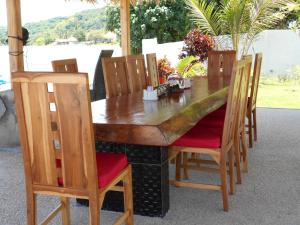 瑟克通银蕨海滩度假酒店的木桌、木椅和木头