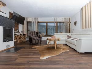 Tumpen奥兹公寓的客厅配有白色的沙发和桌子
