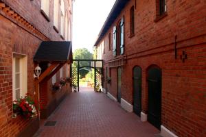 吕本Spreewald Unterkünfte "alte Zigarrenfabrik" Familie Häfner的两座红砖建筑之间的小巷