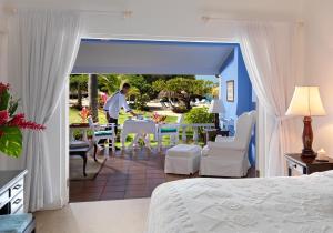 欧丘里欧牙买加旅馆的卧室配有一张床和一张桌子及椅子