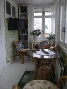 博里霍尔姆Monicas Rumsuthyrning的客厅配有桌椅和电视。