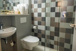 阿姆斯特丹林登酒店的一间带卫生间和水槽的浴室