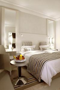 米多恩Djerba Plaza Thalasso & Spa的一间卧室配有一张床和一张桌子及一碗水果