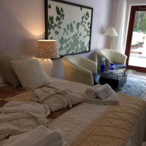 锡姆里斯港Solrosen i Simrishamn - Österlen的一间卧室配有带毛巾的床