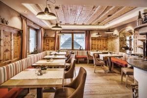 毛特恩多夫schaus Lüftenegger - Apart-Zirbenpension的餐厅拥有木墙和桌椅