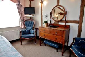博格诺里吉斯英格尔努克酒店的一间卧室配有梳妆台、镜子和椅子