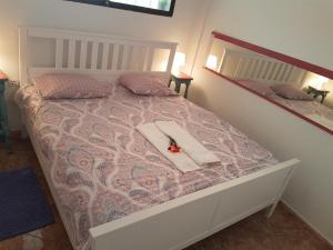 洛斯克里斯蒂亚诺斯Los Cristianos, Nirvana Apartamento的一间卧室配有一张带两条毛巾和镜子的床