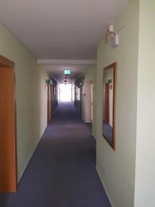 鲍纳塔尔布纳塔斯塔德特酒店的办公室大楼的空走廊