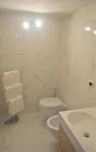 那不勒斯Smart Central Apartments San Gregorio的白色的浴室设有卫生间和水槽。