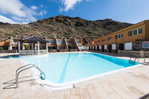 拉普拉亚蒂陶洛Ilusión的山地酒店的一个游泳池