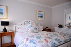 丁格尔Short Strand Dingle的一间卧室配有一张带花卉床罩的床