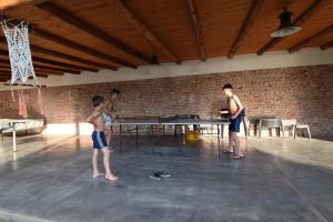 米娜克拉韦罗马勒格酒店的一群男孩玩乒乓球