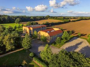 EjbyFjelsted Skov Hotel & Konference的建筑在野外的空中景观