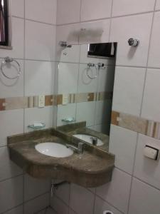 维多利亚-达孔基斯塔Esplendor Palace Hotel的一间带水槽和镜子的浴室