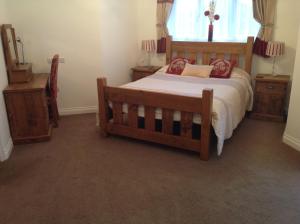 奥尔弗里顿Crich Lane Farm的一间卧室配有木床和2个床头柜