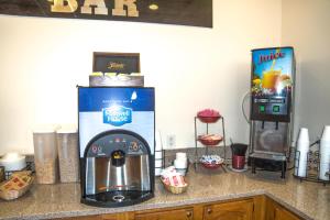 圣路易斯圣路易斯/南部美国最有价值酒店的厨房柜台配有咖啡机和冰箱