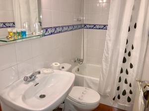 坎德拉里奥Hotel Rural Tia Margot的浴室配有盥洗盆、卫生间和浴缸。