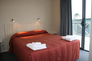 斯卡曼德斯卡曼德旅行假日公园的酒店客房,配有带毛巾的床