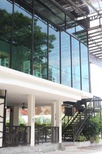 怡保淡汶酒店的一座大型玻璃建筑,前面设有楼梯