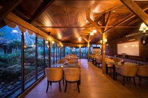 乌来乌来淞吕温泉会馆的用餐室设有桌椅和窗户。