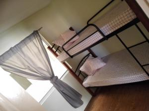 宿务圣雷莫绿洲公寓的两张双层床和遮阳伞的上方景色
