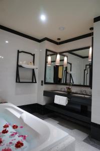 顺化顺化别墅酒店的一间带浴缸和大镜子的浴室
