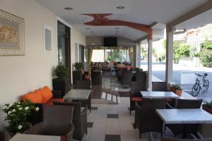 帕拉利亚卡泰里尼斯金星酒店的一间空餐厅,配有桌椅和自行车