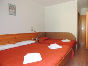 帕苏德尔托纳莱伊甸园酒店的两张睡床彼此相邻,位于一个房间里