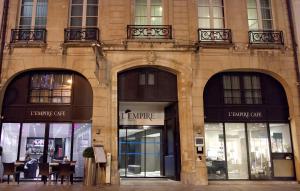 巴黎L'Empire Paris - Louvre的建筑的外形,有三个前方的商店