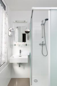 圣马洛艾登酒店的白色的浴室设有水槽和淋浴。