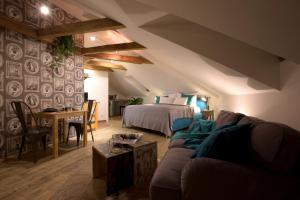 布拉格Romantic Bohemian Studio in Old Town Prague的带沙发、床和桌子的客厅