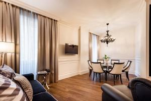 维罗纳维罗纳之家公寓式酒店的客厅设有餐桌和椅子