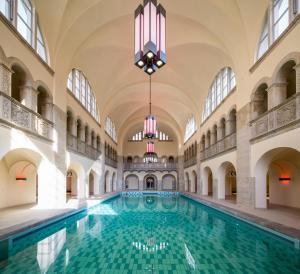 柏林奥德贝格酒店的一座带天花板的建筑中的游泳池