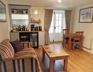 阿普比Barrowgarth Guest House的客厅配有沙发和桌子