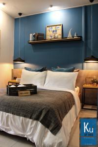 沙美岛Ku at sea的一间卧室设有一张蓝色墙壁的大床
