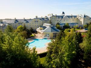 谢西Disney Newport Bay Club的享有带游泳池的度假村的空中景致