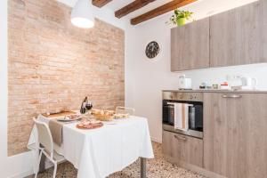 威尼斯Cà Boldo Terrace 2.0的厨房配有带白色桌布的桌子