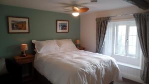 阿普比Barrowgarth Guest House的卧室配有白色的床和窗户。