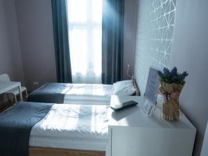 克拉科夫只为你公寓的一间小卧室,配有两张床和一张桌子及一张桌子
