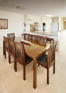 玛志洛河上公寓酒店的餐桌、椅子和厨房