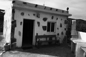 加尔达尔Casa Rural Anzo的前面有长凳的小建筑