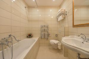 布拉格布拉格老城哈斯塔尔酒店的带浴缸、卫生间和盥洗盆的浴室