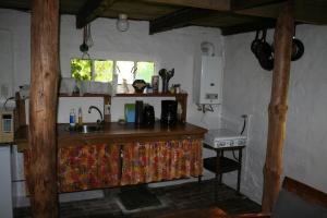 TripscompagnieLa Lune De Boomgaard的厨房配有带水槽的柜台和窗户。