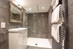 绍斯沃尔德萨瑟兰酒店的一间带水槽、卫生间和镜子的浴室