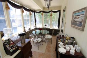 圣约翰斯The Rendell Shea Manor的客厅配有桌椅和窗户。